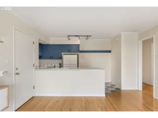 Photo #6: 22111054 Listing