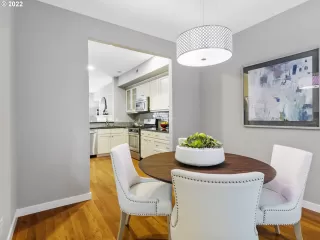 Photo #5: 22111113 Listing 