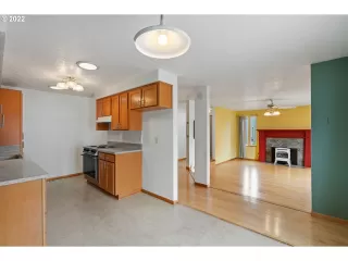 Photo #5: 22111835 Listing