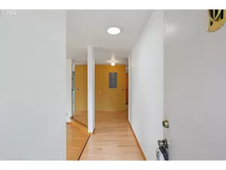 Photo #6: 22111835 Listing