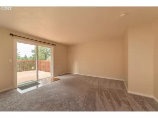 Photo #4: 22112118 Listing