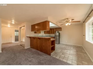 Photo #5: 22112118 Listing