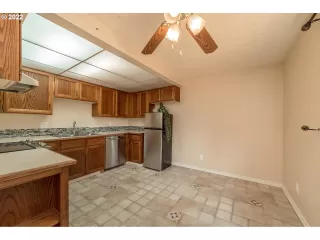 Photo #6: 22112118 Listing