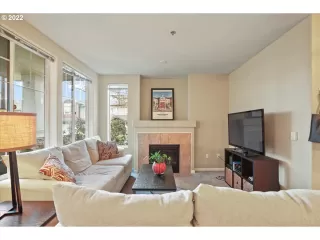 Photo #4: 22112251 Listing