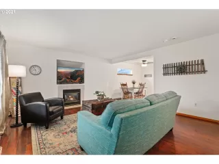 Photo #4: 22112718 Listing