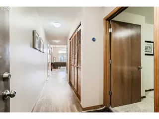 Photo #5: 22113216 Listing