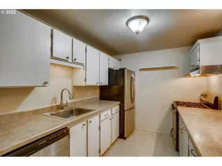 Photo #5: 22113652 Listing