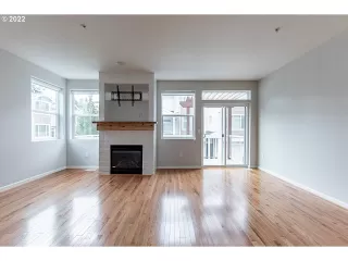 Photo #5: 22114296 Listing