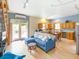 Photo #4: 22114311 Listing