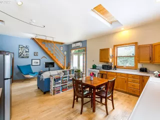 Photo #6: 22114311 Listing