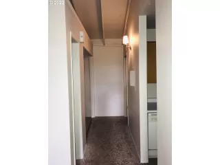 Photo #5: 22114327 Listing