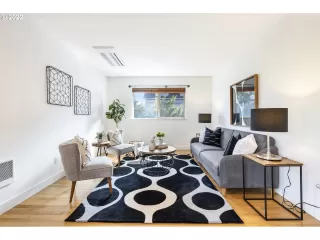 Photo #6: 22115207 Listing