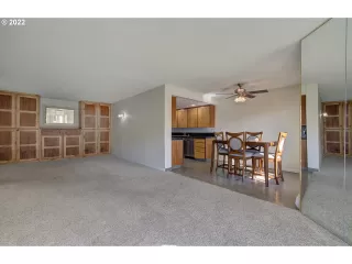 Photo #5: 22115786 Listing