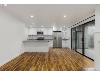 Photo #5: 22116000 Listing 