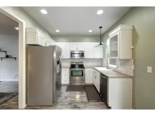 Photo #4: 22118040 Listing