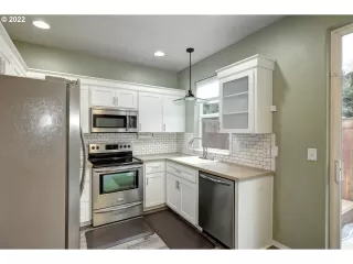 Photo #5: 22118040 Listing