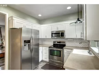 Photo #6: 22118040 Listing