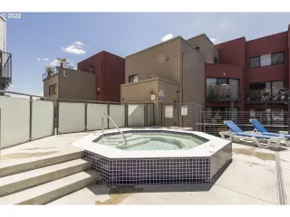 Photo #5: 22118485 Listing