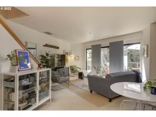 Photo #6: 22118485 Listing