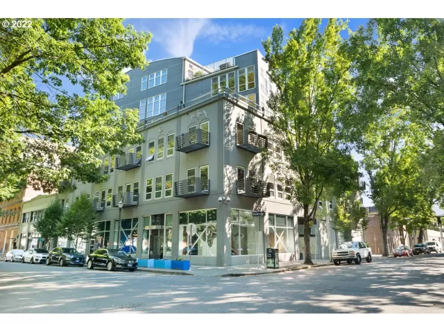 MLS: 22118868 Condo For Sale