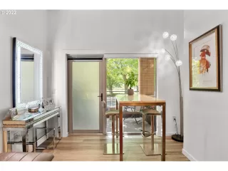 Photo #5: 22121788 Listing