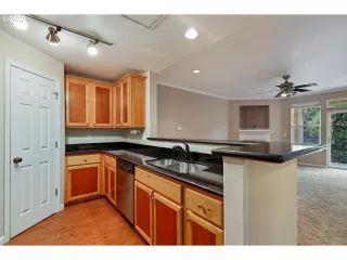 Photo #5: 22122449 Listing