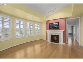 Photo #5: 22122540 Listing