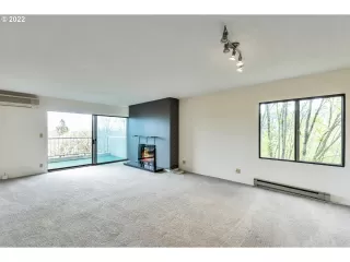 Photo #5: 22125014 Listing