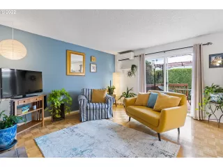 Photo #5: 22125404 Listing