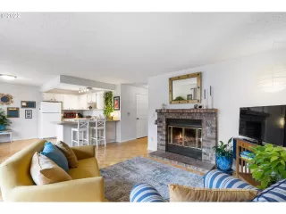 Photo #6: 22125404 Listing