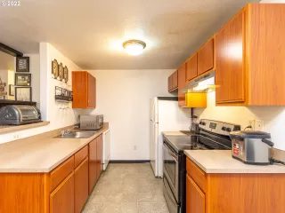 Photo #5: 22125412 Listing