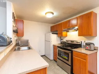Photo #6: 22125412 Listing