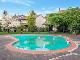 Photo #5: 22125452 Listing