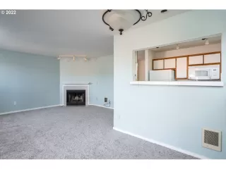 Photo #4: 22126947 Listing