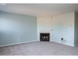 Photo #5: 22126947 Listing