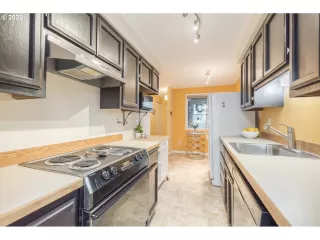 Photo #4: 22127553 Listing