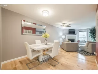 Photo #5: 22127553 Listing