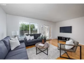 Photo #4: 22127586 Listing