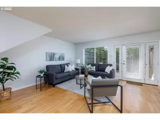 Photo #5: 22127586 Listing