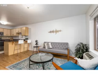 Photo #4: 22128160 Listing