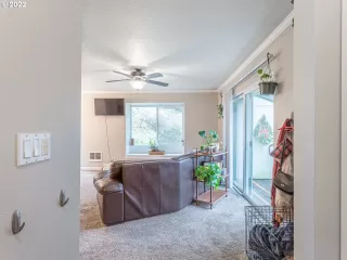 Photo #4: 22129032 Listing