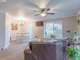 Photo #6: 22129032 Listing