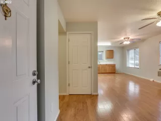 Photo #5: 22129810 Listing