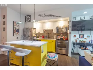 Photo #4: 22130407 Listing
