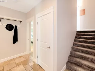 Photo #6: 22132130 Listing