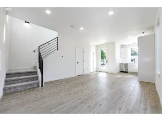Photo #5: 22132848 Listing