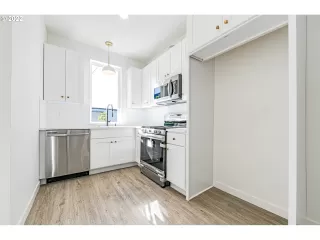 Photo #6: 22132848 Listing