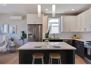 Photo #5: 22133402 Listing