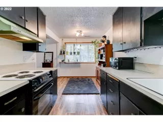 Photo #5: 22133645 Listing