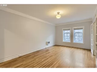 Photo #4: 22133831 Listing